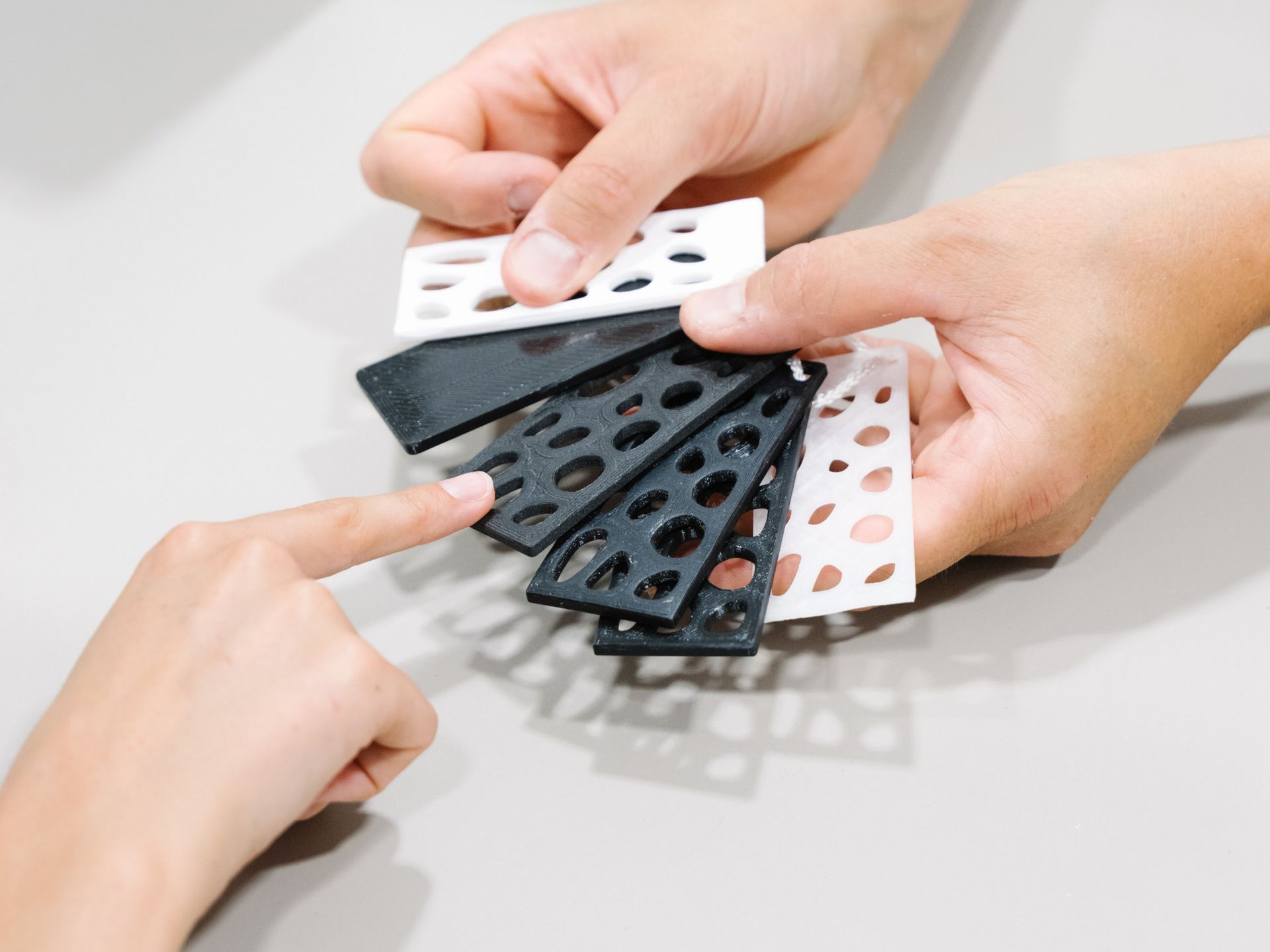 3D프린터 직접 도입 vs 출력 대행 — 비용·소재·후가공 기준 비교